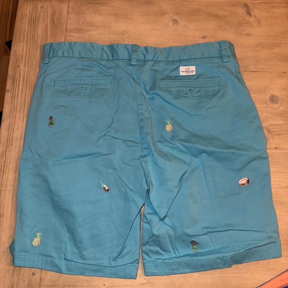 Vineyard Vines Men’s shorts size 34. Like new. Hawaiian themed embroidery - Picture 6 of 6